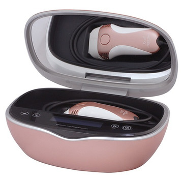 家庭用脱毛器のケノンが収められたケースの画像。ピンクのカバーで、脱毛器本体と操作パネルが見える。