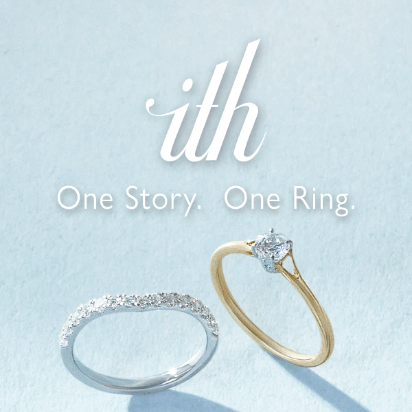 シンプルなデザインの結婚指輪と婚約指輪が並ぶ画像。背景には「ith」と「One Story. One Ring.」の文字が記載されている。
