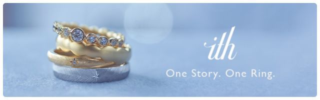 結婚指輪が重なり合った美しい写真。金色とプラチナの指輪が目を引くデザイン。背景は淡いブルーで、シンプルで洗練された雰囲気を醸し出している。