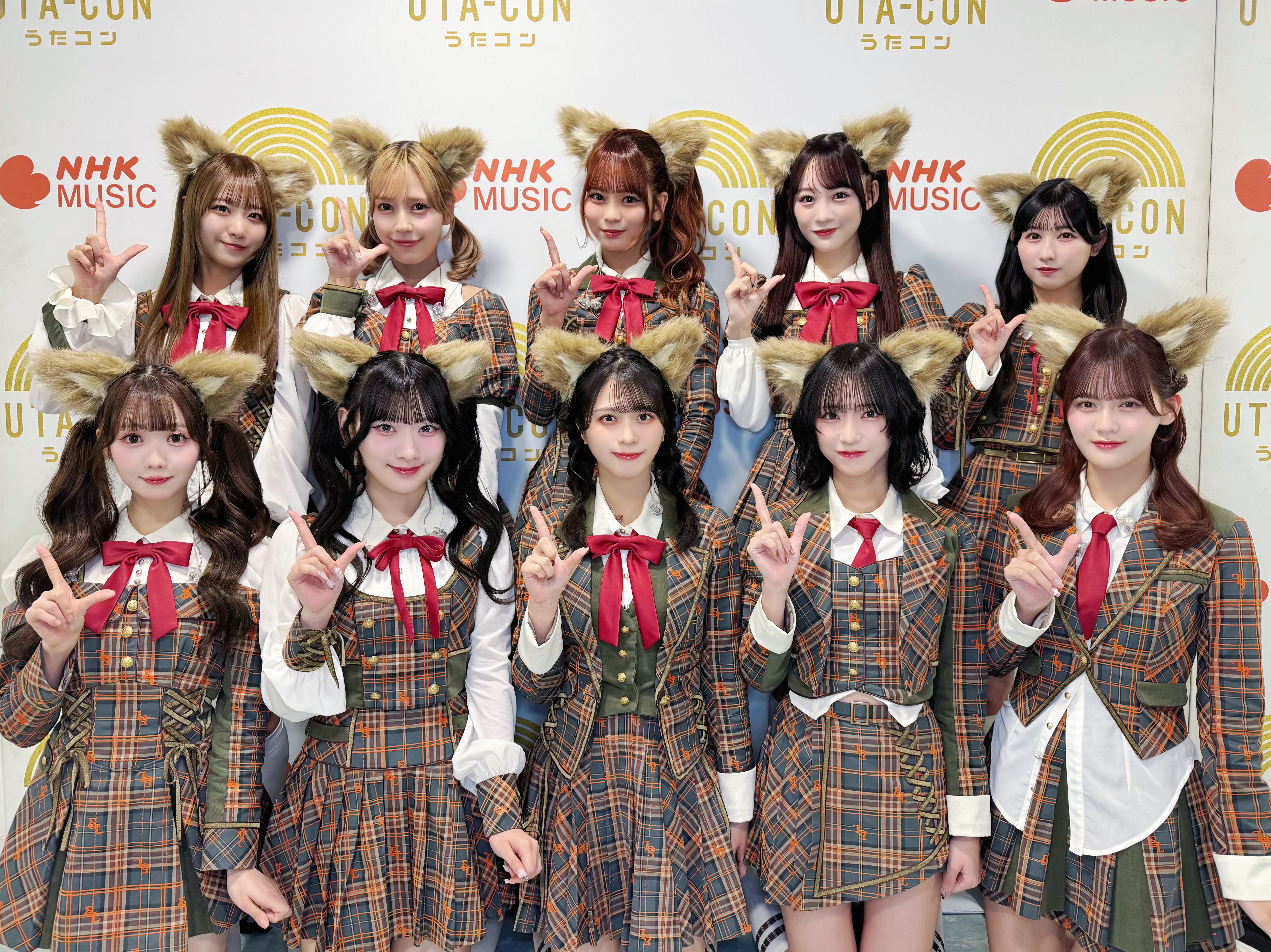 アイドルグループ＝LOVEのメンバーがオオカミ耳の衣装を着てポーズをとる集合写真