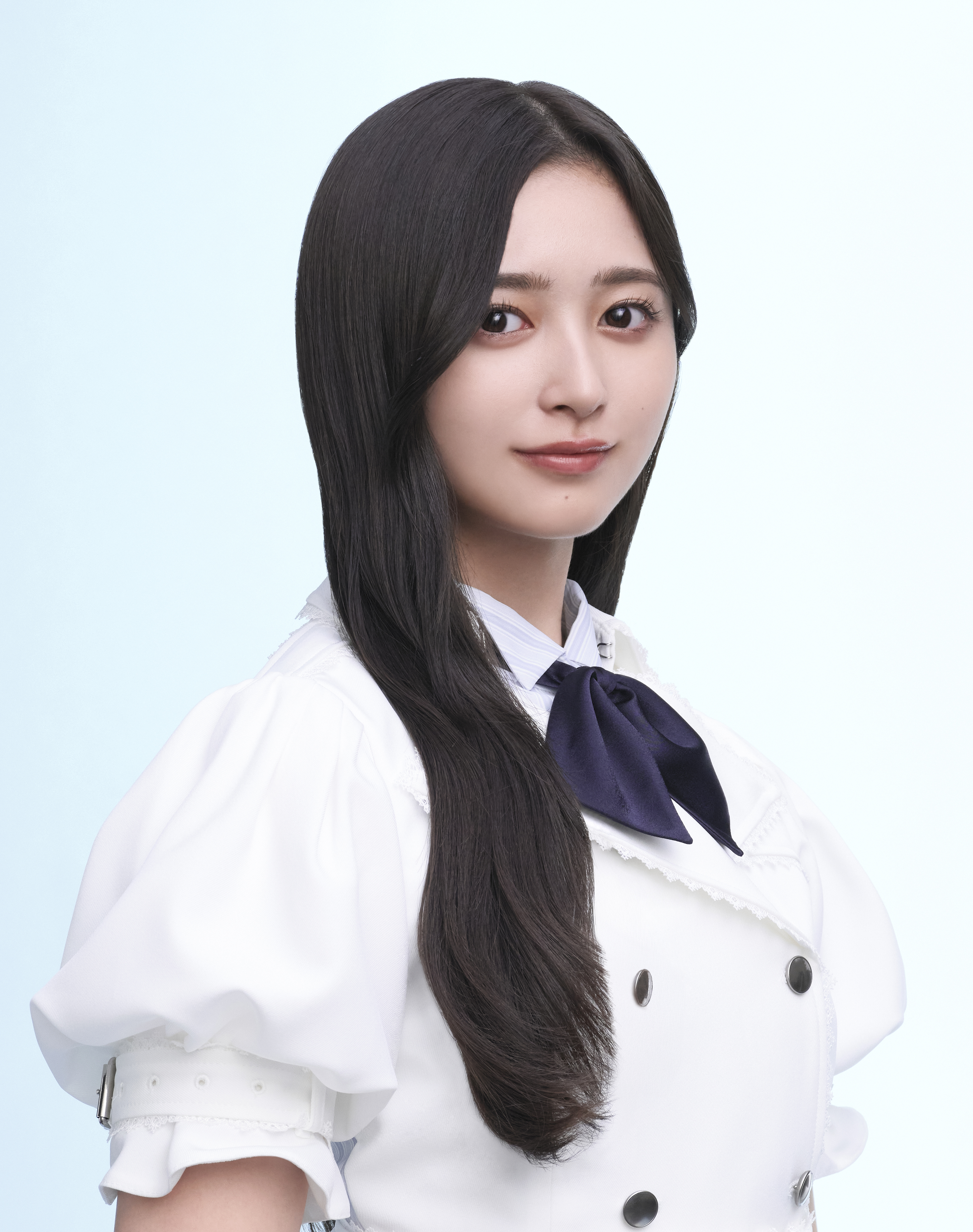 乃木坂46のメンバーが白い衣装を着て微笑んでいるポートレート