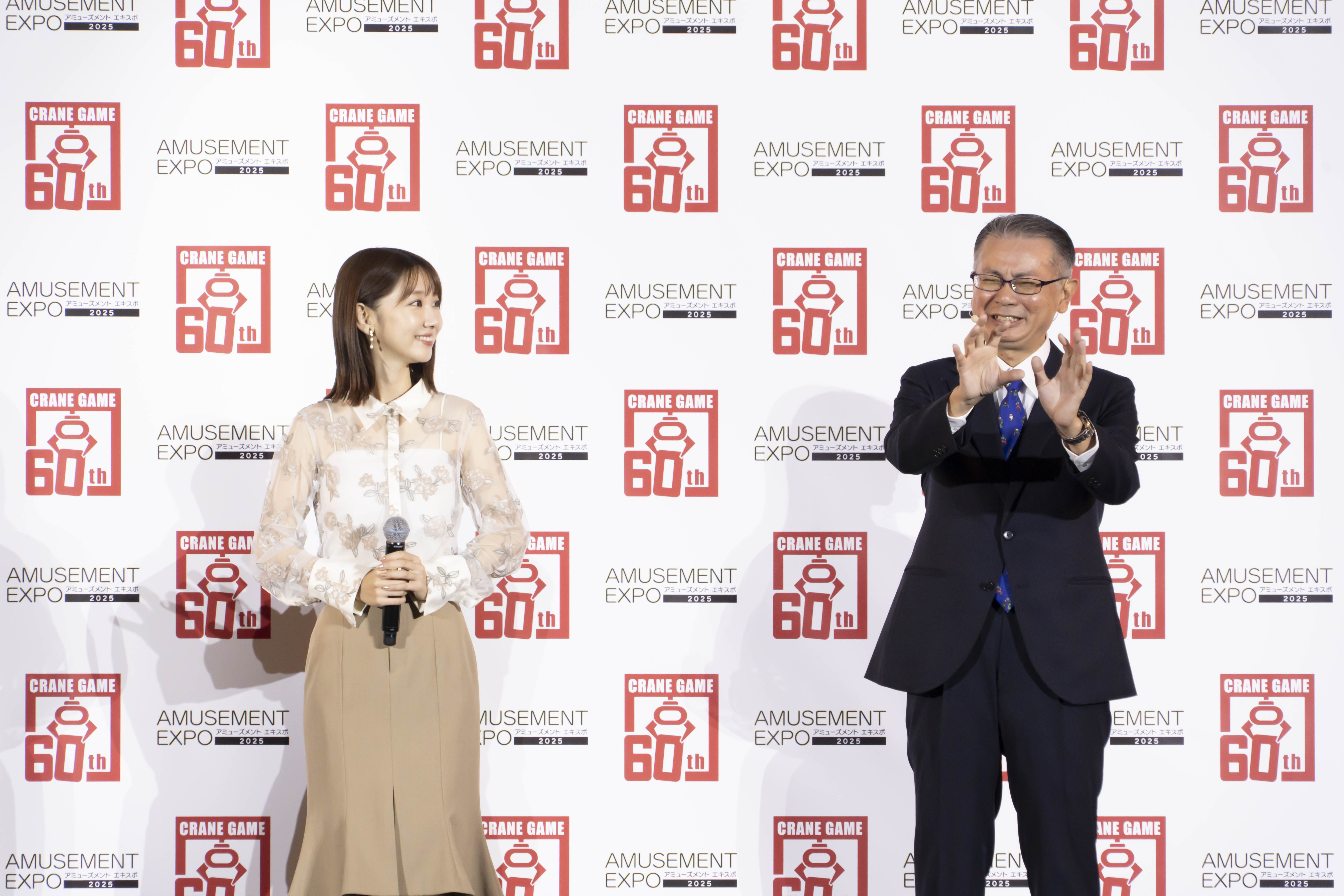 柏木由紀が「アミューズメントエキスポ2025」でクレーンゲーム60周年記念セレモニーに登壇し、笑顔でイベントを盛り上げる様子